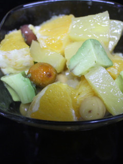 Una foto de Ensalada de frutas y encurtidos