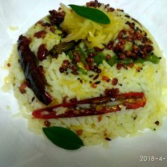 A picture of Aam puliogara.