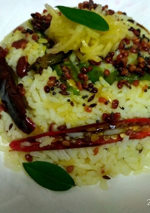 A picture of Aam puliogara.