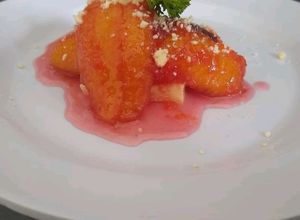 Una foto de Plátanos en tentación sobre una cama de queso costeño