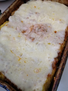 Una foto de Polenta con tuco y queso