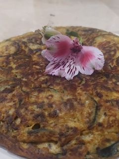Una foto de Tortilla de calabacín y morcilla de cerdo ibérica