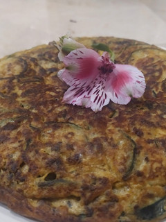 Una foto de Tortilla de calabacín y morcilla de cerdo ibérica