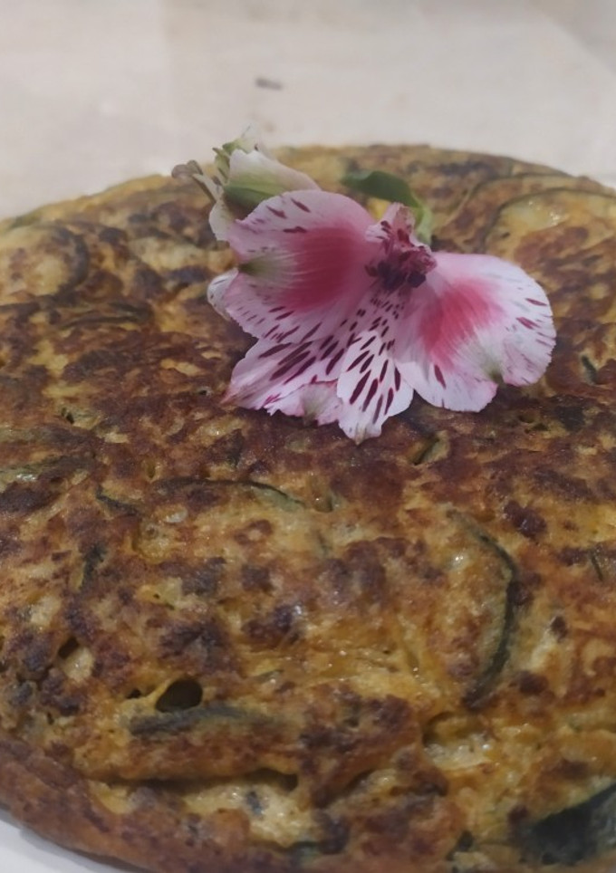 Una foto de Tortilla de calabacín y morcilla de cerdo ibérica