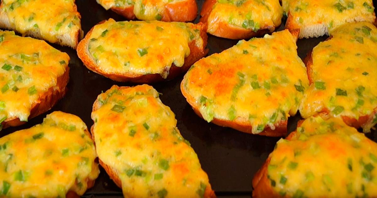 Горячие бутерброды в духовке с сайрой. Бутерброды с копченой курицей и сыром в духовке. Бутерброды с сыром в духовке. Горячие бутерброды в духовке с колбасой. Горячий бутерброд в духовке.