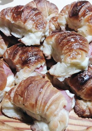 Una foto de Más que receta es una idea "Medialunas con jamón y queso"