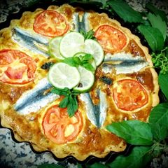 A picture of Sardine quiche, sliced ​​tomatoes.