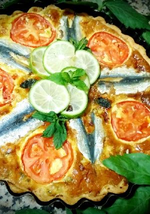 A picture of Sardine quiche, sliced ​​tomatoes.