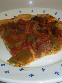 Foto principal de Masa de hojaldre con pimientos verdes, setas y tomate
