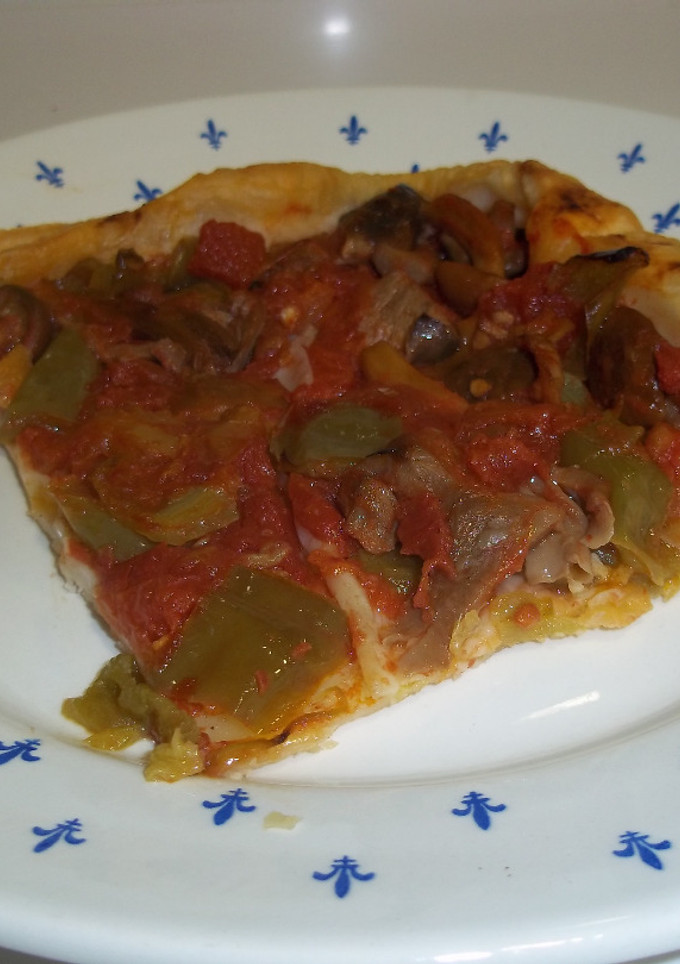 Una foto de Masa de hojaldre con pimientos verdes, setas y tomate