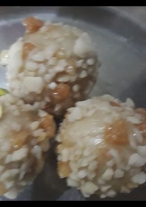 काजू और मावे के लड्डू (kaju aur mawe ke ladoo recipe in Hindi) रेसिपी मुख्य फोटो
