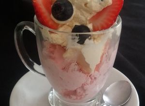 Una foto de Helados de Frutilla y Mango en la playa