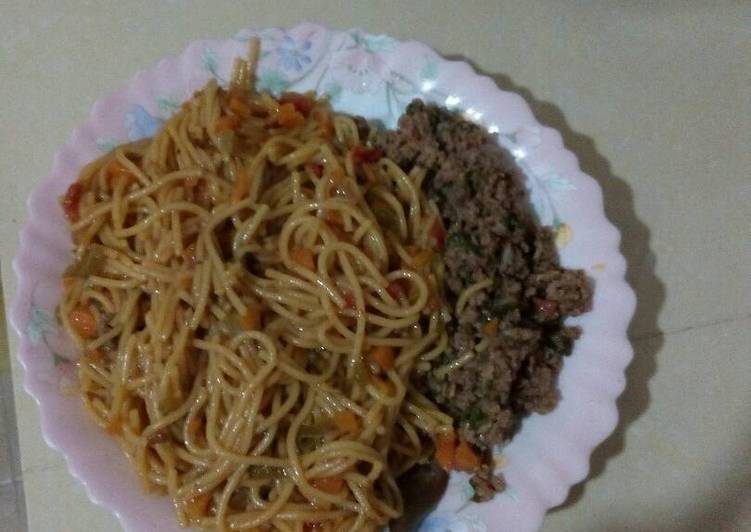 Spaghetti served with minced meat