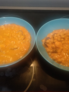 Una foto de Garbanzos con almejas y langostinos