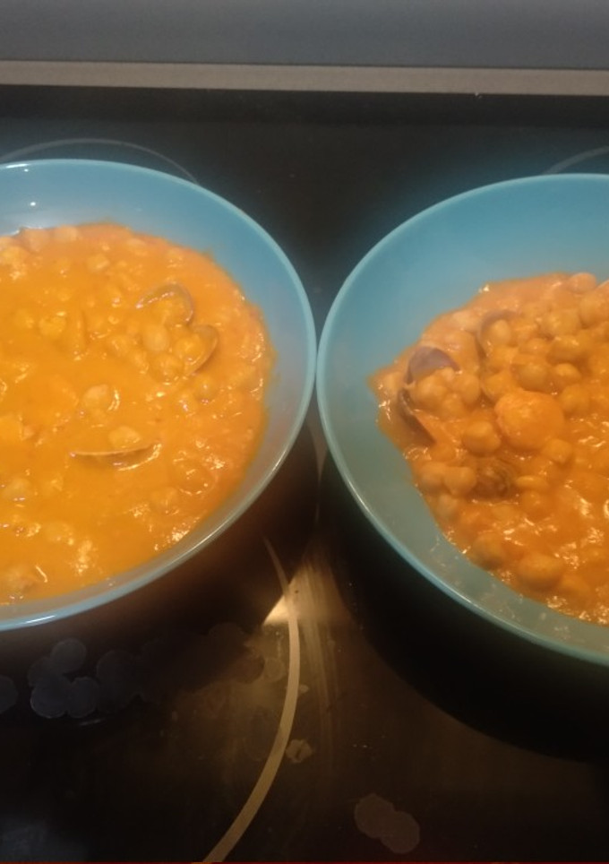 Una foto de Garbanzos con almejas y langostinos
