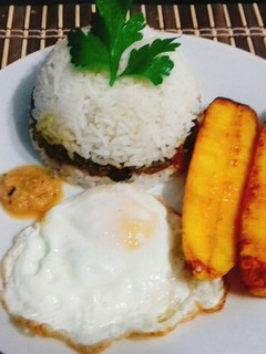 Una foto de Arroz tapado a la cubana