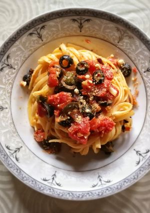 A picture of Linguine with Tomatoes, Capers and Olives.