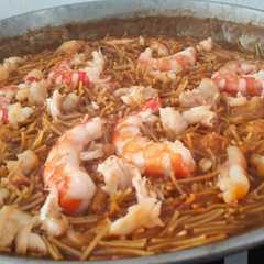 Una foto de Fideuá de rape y langostinos