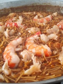 Una foto de Fideuá de rape y langostinos