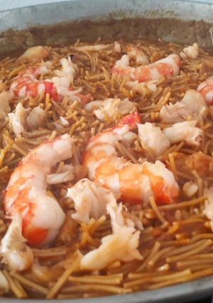 Una foto de Fideuá de rape y langostinos