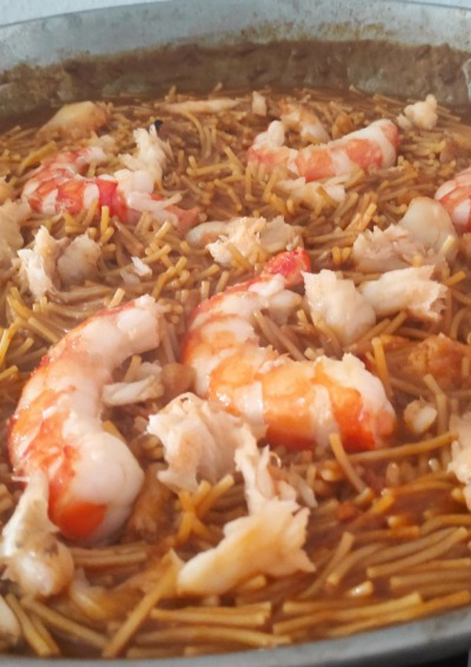 Una foto de Fideuá de rape y langostinos