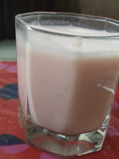 A picture of Strawberry & Banana smoothie.