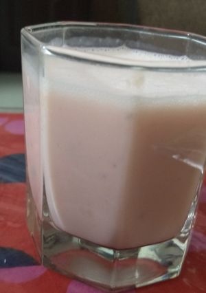 A picture of Strawberry & Banana smoothie.