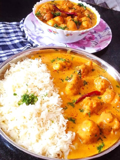 बेसन प्याज़ पकोड़ा कढ़ी (besan pyaz pakoda kadhi recipe in hindi) रेसिपी मुख्य फोटो