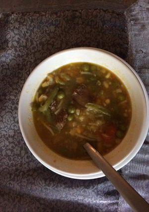 Una foto de Sopa cremosa vegan de sémola y espárragos (opcional carne)