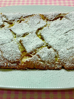 Una foto de Empanada rellena de crema pastelera y manzana