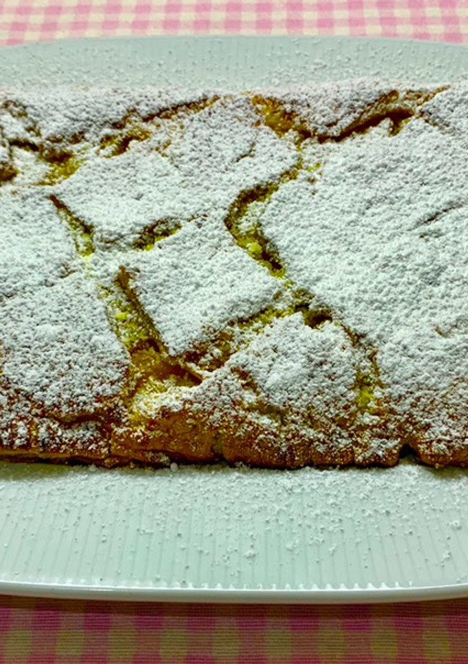 Una foto de Empanada rellena de crema pastelera y manzana
