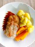 Steak ayam dan kentang rebus daun dill