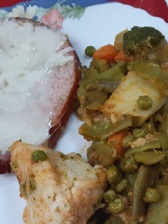 Una foto de Chuletas de Sajonia gratinadas con verduras rehogadas
