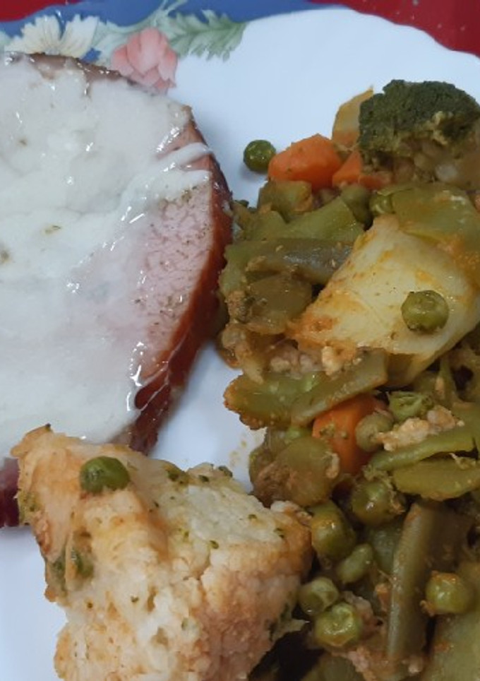 Una foto de Chuletas de Sajonia gratinadas con verduras rehogadas