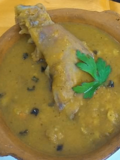 Una foto de Guiso de cerdo 🐖 + legumbres + mondongo + vegetales 🥘🍲