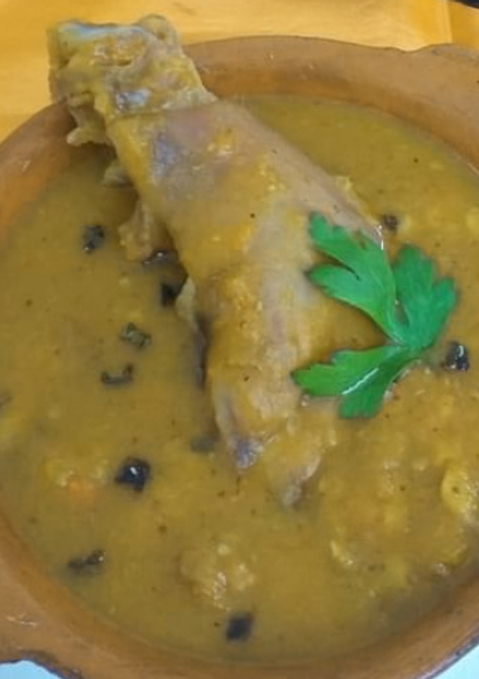 Una foto de Guiso de cerdo 🐖 + legumbres + mondongo + vegetales 🥘🍲