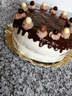 Una foto de Tarta de cumpleaños rellena de trufa