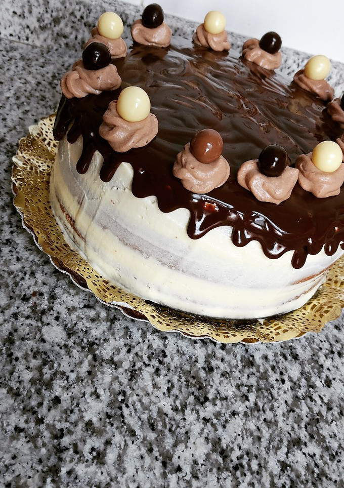 Una foto de Tarta de cumpleaños rellena de trufa