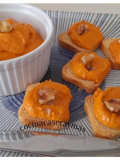 Una foto de Muhammara –crema de nueces y pimiento