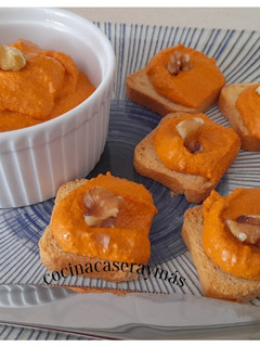 Una foto de Muhammara –crema de nueces y pimiento