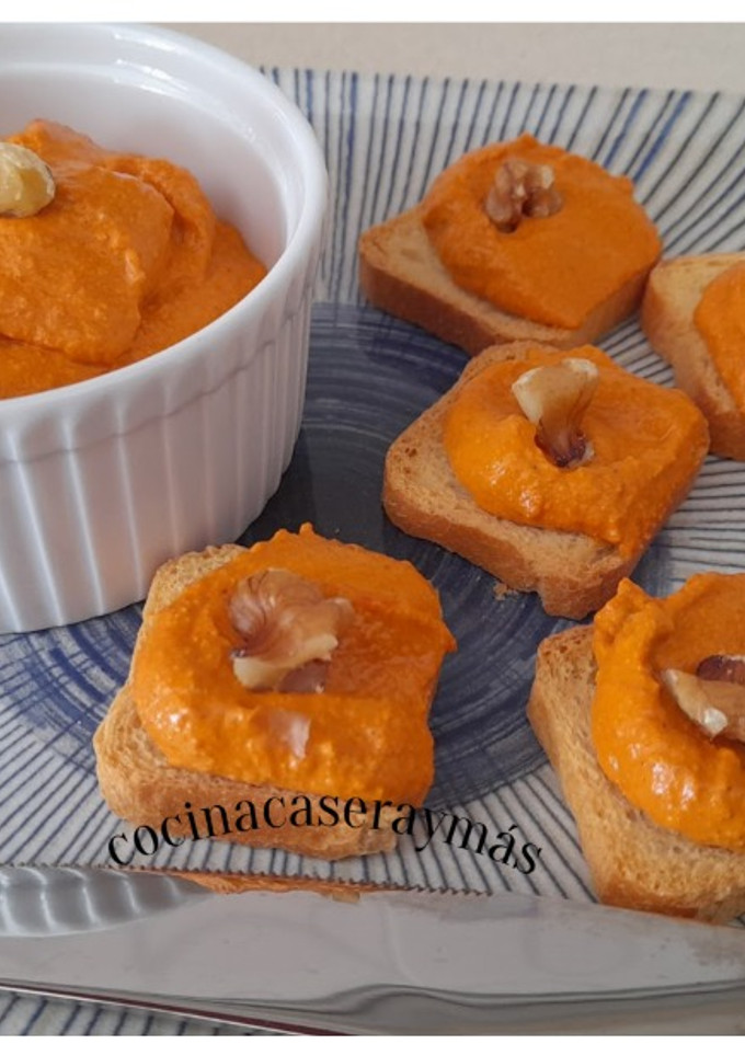 Una foto de Muhammara –crema de nueces y pimiento