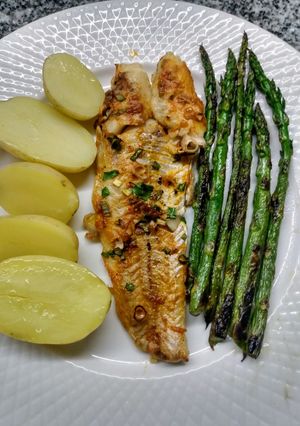 Una foto de Pescado marinado al horno con papines y espárragos