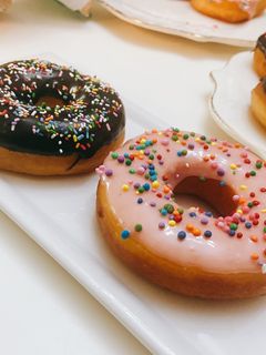 Una foto de Donuts glaseadas y chocolate 😋