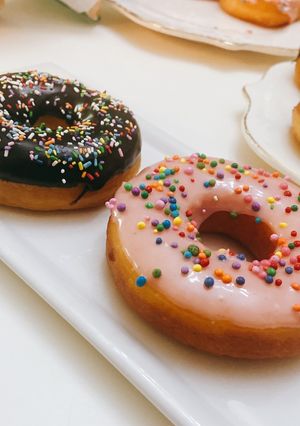 Una foto de Donuts glaseadas y chocolate 😋