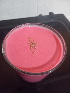 Una foto de Hummus de judía blanca y remolacha