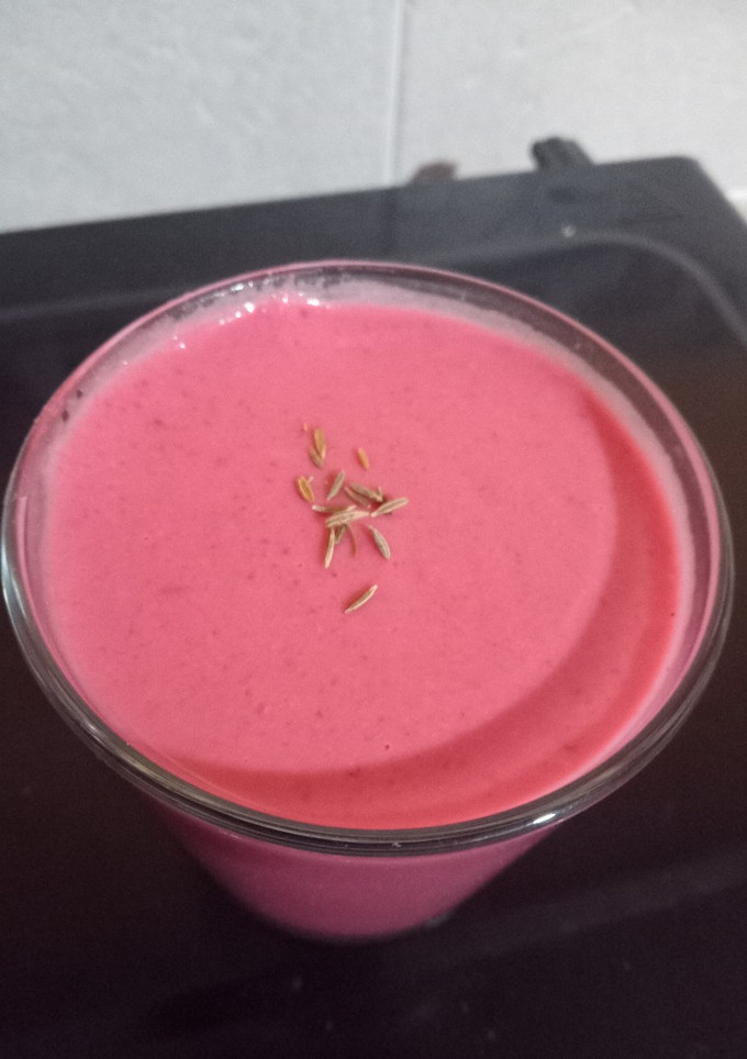 Una foto de Hummus de judía blanca y remolacha