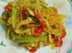 Una foto de Salteado de verduras y pollo y arroz integral