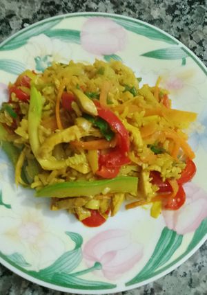 Una foto de Salteado de verduras y pollo y arroz integral