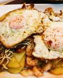 Anguriñas con gambas y huevo con base de patatas al ajo cabañil