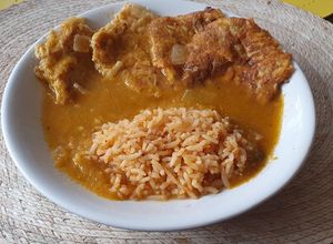 Una foto de Tortitas de zanahoria, calabacita y papa en caldillo